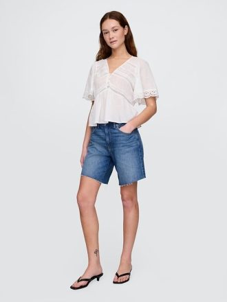 Blusa com mangas bufantes e acabamento em renda