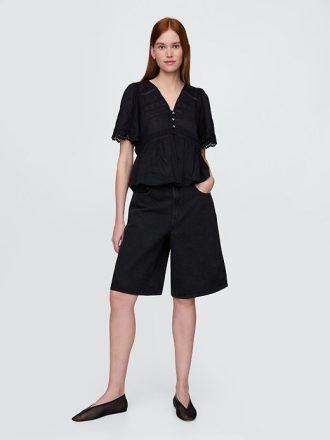 Blusa com mangas bufantes e acabamento em renda