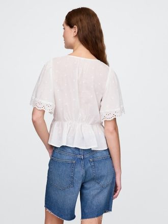 Blusa com mangas bufantes e acabamento em renda