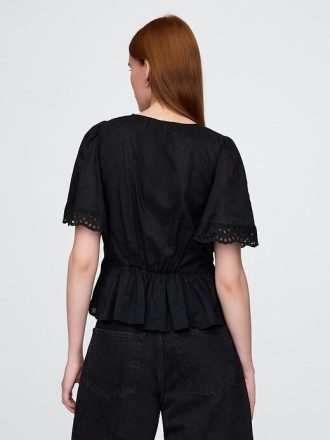 Blusa com mangas bufantes e acabamento em renda