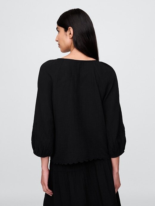 Blusa de algodão com decote em V bordado Blusa de algodão com decote em V bordado