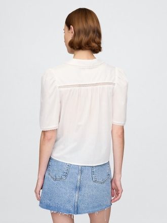 Blusa de renda com manga bufante e gola