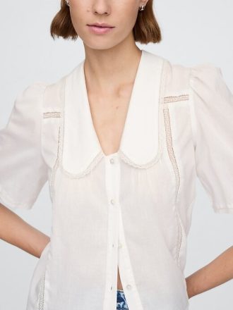 Blusa de renda com manga bufante e gola