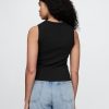 Blusa moderna de gola alta com nervuras