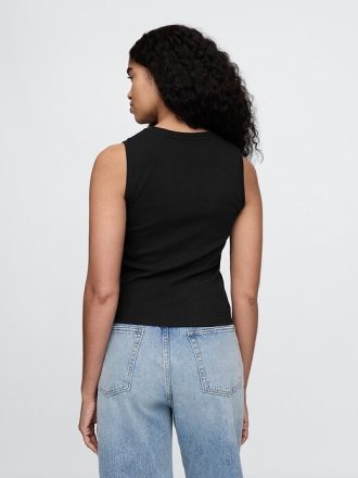 Blusa moderna de gola alta com nervuras