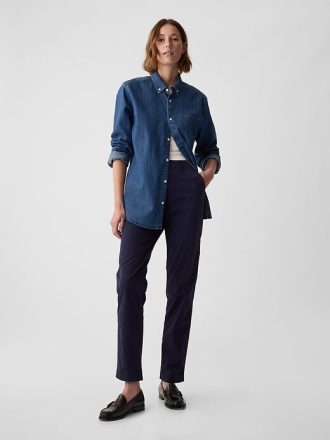 Calça cáqui de cintura média no centro da cidade