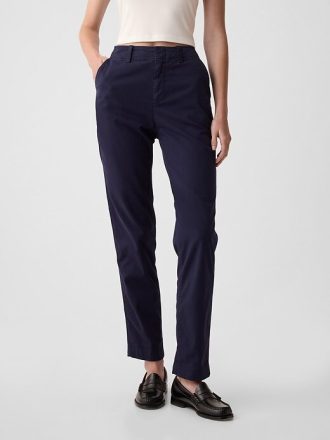 Calça cáqui de cintura média no centro da cidade