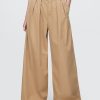 Calça cáqui plissada de sarja de cintura alta e perna larga