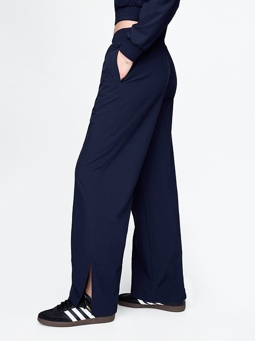 Calça GapFit Tech de cintura alta e bainha dividida Calça GapFit Tech de cintura alta e bainha dividida