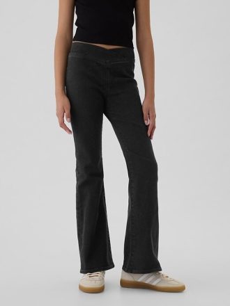 Calça jeans flare infantil de cintura alta cruzada dos anos 70