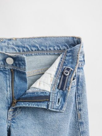 Calça jeans flare infantil de cintura baixa e folgada