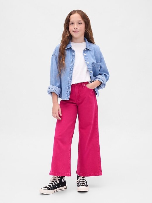 Calça jeans infantil de cintura alta e perna larga no tornozelo Calça jeans infantil de cintura alta e perna larga no tornozelo