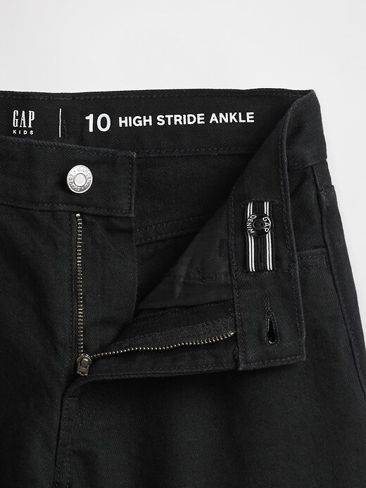 Calça jeans infantil de cintura alta e perna larga no tornozelo Calça jeans infantil de cintura alta e perna larga no tornozelo