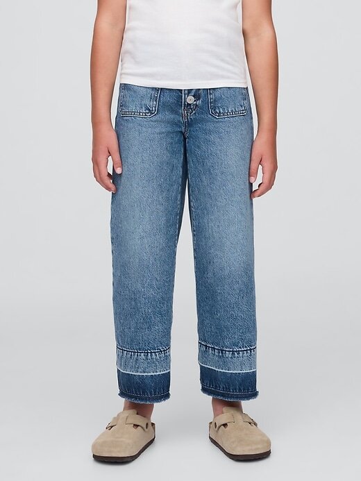 Calça jeans infantil de cintura alta e perna larga no tornozelo Calça jeans infantil de cintura alta e perna larga no tornozelo