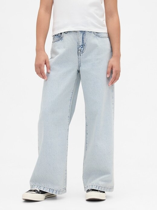 Calça jeans infantil de cintura alta e perna larga no tornozelo Calça jeans infantil de cintura alta e perna larga no tornozelo