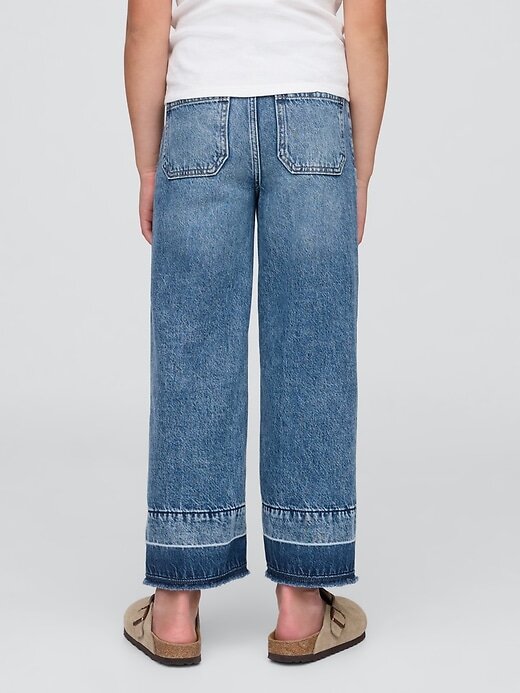 Calça jeans infantil de cintura alta e perna larga no tornozelo Calça jeans infantil de cintura alta e perna larga no tornozelo