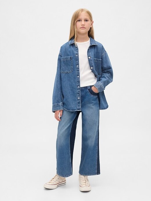 Calça jeans infantil de cintura alta e perna larga no tornozelo Calça jeans infantil de cintura alta e perna larga no tornozelo