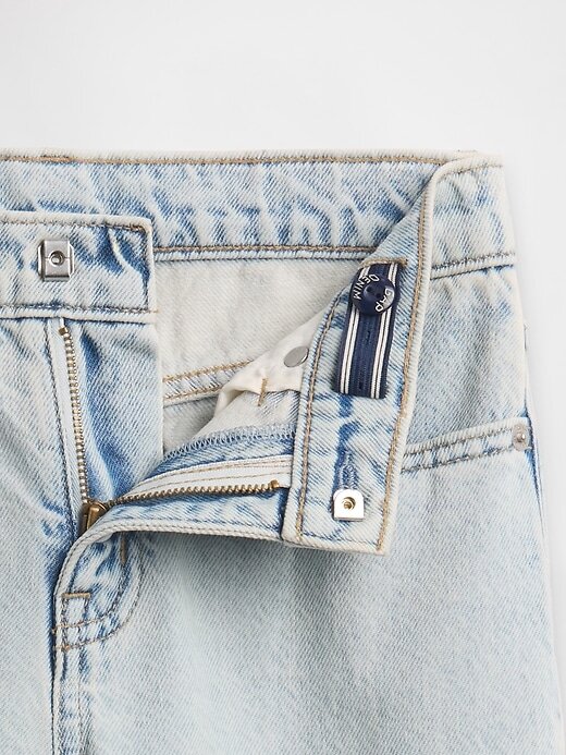 Calça jeans infantil de cintura alta e perna larga no tornozelo Calça jeans infantil de cintura alta e perna larga no tornozelo