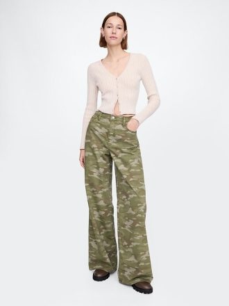 Calça jeans larga camuflada de cintura média