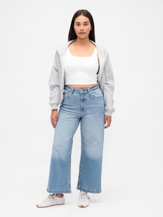 Calça jeans larga com passada alta e curvas no tornozelo