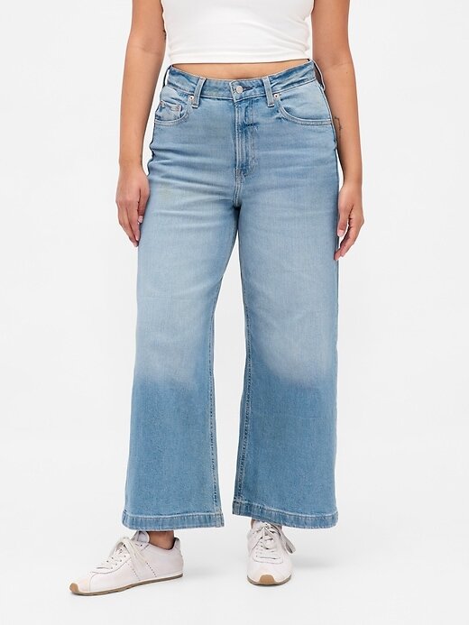 Calça jeans larga com passada alta e curvas no tornozelo Calça jeans larga com passada alta e curvas no tornozelo