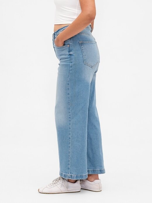 Calça jeans larga com passada alta e curvas no tornozelo Calça jeans larga com passada alta e curvas no tornozelo