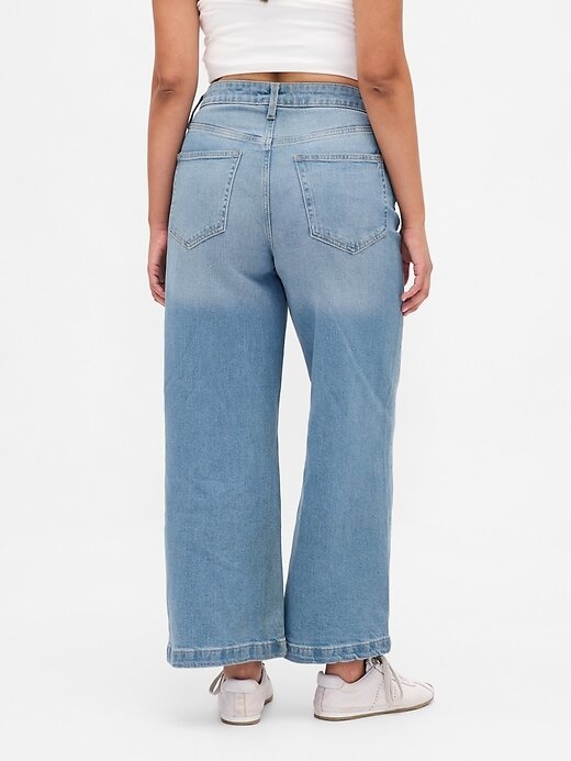 Calça jeans larga com passada alta e curvas no tornozelo Calça jeans larga com passada alta e curvas no tornozelo