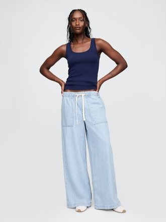 Calça jeans larga e de cintura média