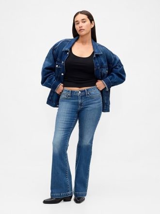 Calça jeans longa e justa com cintura baixa e curvas