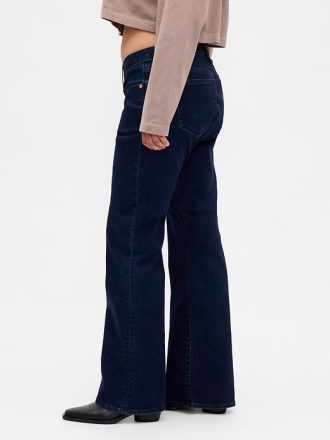 Calça jeans longa e justa com cintura baixa e curvas