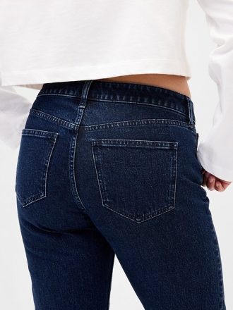 Calça jeans reta e justa curvilínea de cintura baixa dos anos 90