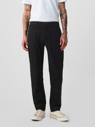 Calças cáqui modernas com corte atlético