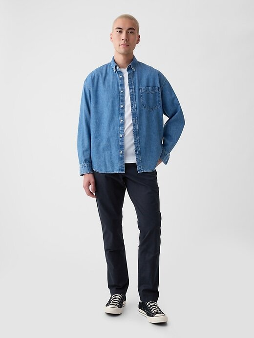 Calças cáqui modernas com corte atlético Calças cáqui modernas com corte atlético