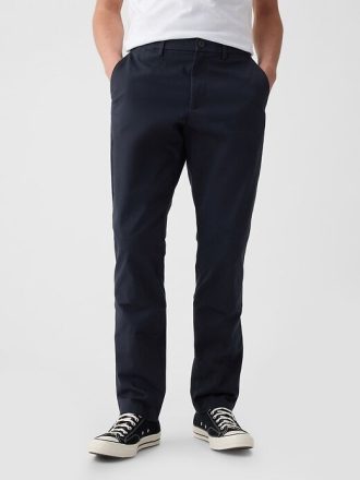 Calças cáqui modernas com corte atlético