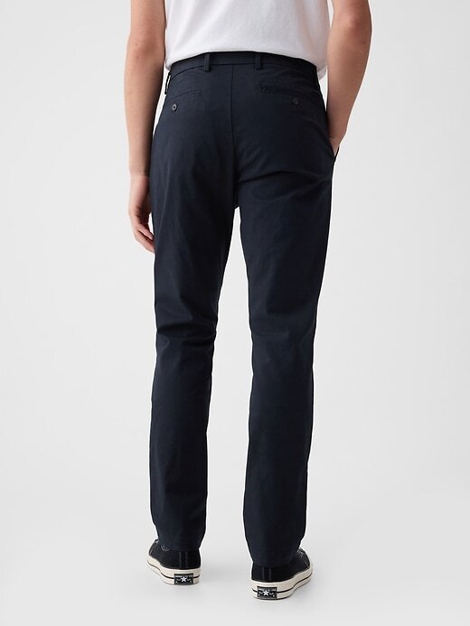 Calças cáqui modernas com corte atlético Calças cáqui modernas com corte atlético