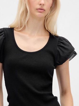 Camiseta curta moderna com babados e manga bufante