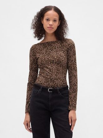 Camiseta de malha com decote canoa e costas abertas