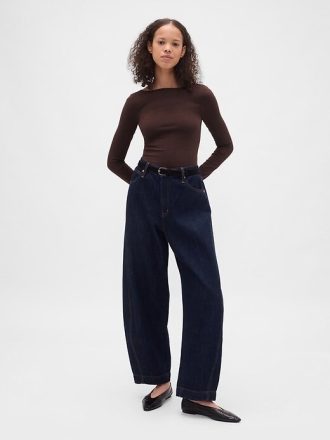 Camiseta de malha com decote canoa e costas abertas