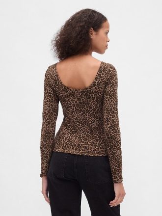 Camiseta de malha com decote canoa e costas abertas