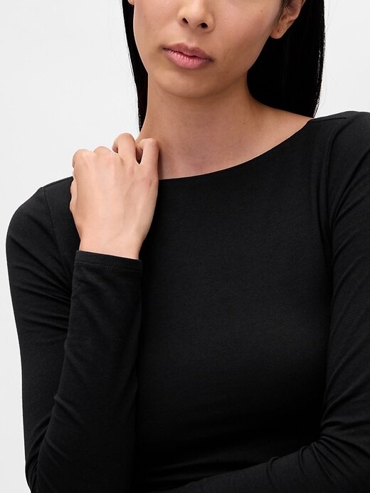 Camiseta de malha com decote canoa e costas abertas Camiseta de malha com decote canoa e costas abertas