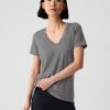 Camiseta GapFit Breathe com decote em V