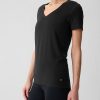 Camiseta GapFit Breathe com decote em V