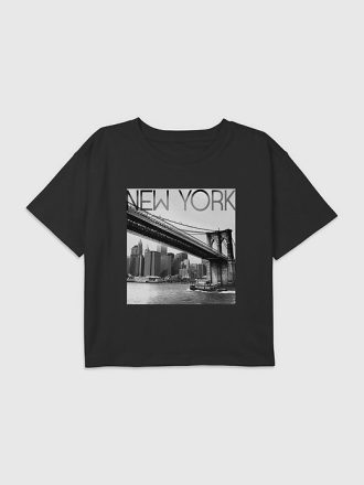 Camiseta infantil New York Bridge com estampa boxy cropped