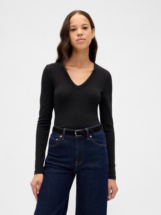 Camiseta moderna com decote em V e encolhida