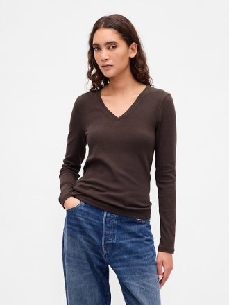 Camiseta moderna com decote em V e encolhida