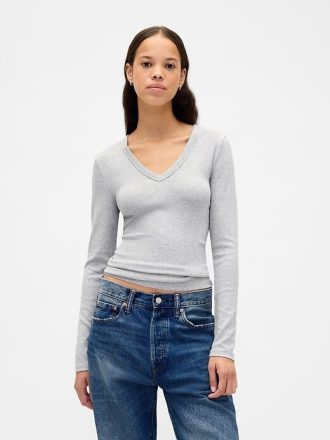 Camiseta moderna com decote em V e encolhida