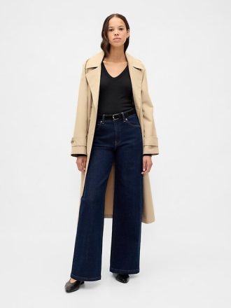 Camiseta moderna com decote em V e encolhida