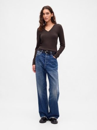 Camiseta moderna com decote em V e encolhida