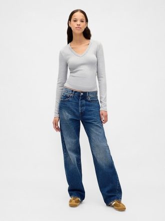 Camiseta moderna com decote em V e encolhida