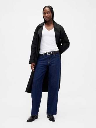 Camiseta moderna com decote em V e encolhida